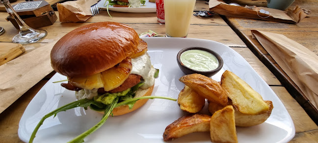 Araukasa Sanguches & Bar