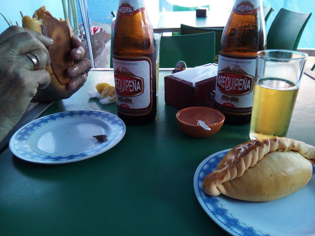 Comments and reviews of Salteñas Y Empanadas "Caupolicán"