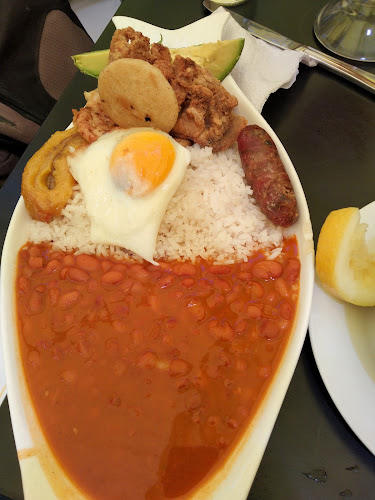 Comments and reviews of GustaPan Panadería Colombiana