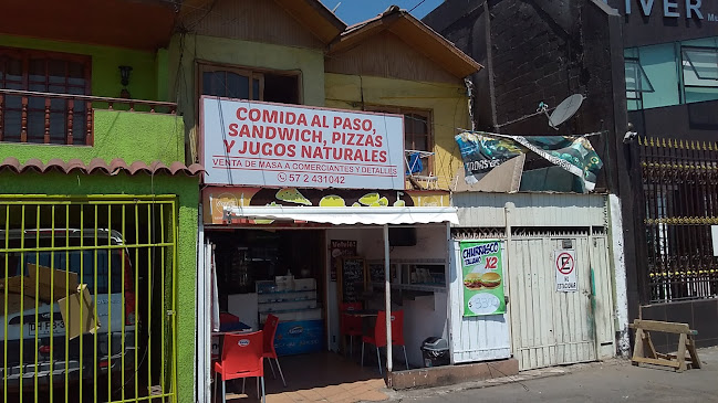 Comida al paso sándwich, pizza y jugos