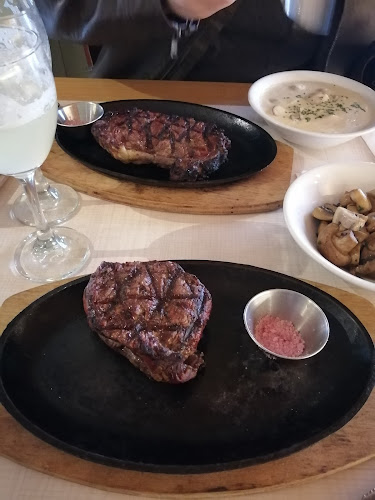 Comments and reviews of Ciro's Bar Isidora