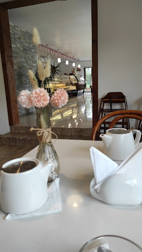 Tres Delicias | panadería, pastelería & heladería. Open Times