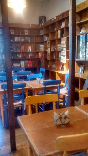 Café con Cuentos Phone number