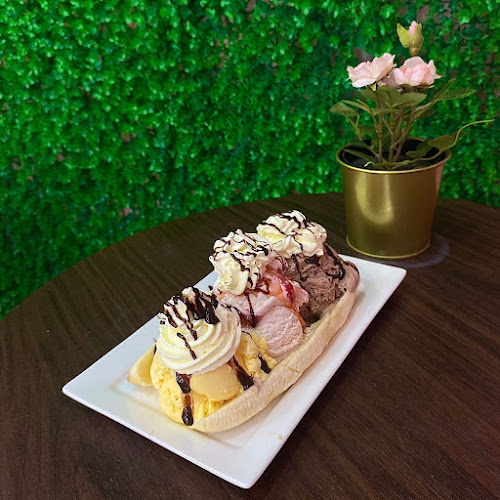 Maku's cafe Phone number