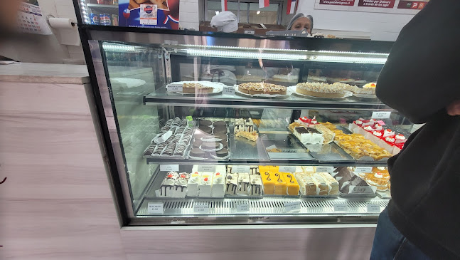 Panadería y pastelería "Geno" Phone number